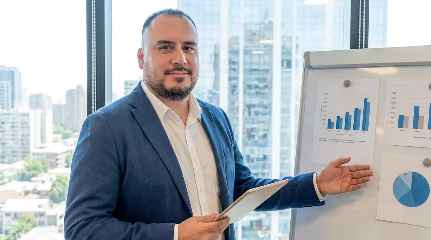 Héctor Báez presenta gráficos de indicadores en un papelógrafo.